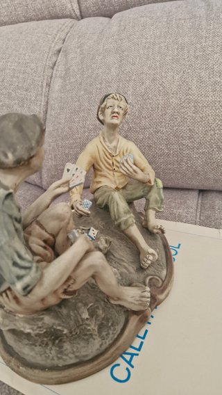 Figura porcelana antigua muchachos jugando cartas