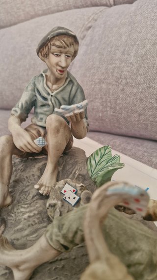 Figura porcelana antigua muchachos jugando cartas