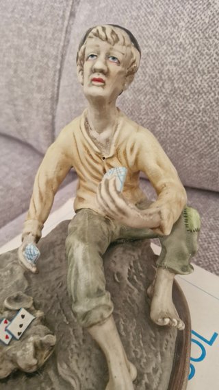 Figura porcelana antigua muchachos jugando cartas