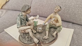 Figura porcelana antigua muchachos jugando cartas