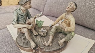 Figura porcelana antigua muchachos jugando cartas