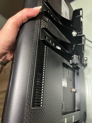 Televisor Samsung pequeño con colgador incluido