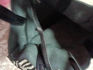 Bolso polipiel negro con asa de cebra