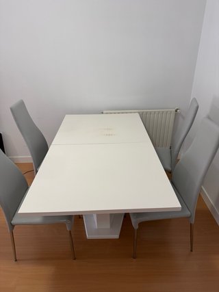 Mesa comedor blanca con desperfectos