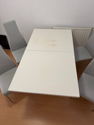 Mesa comedor blanca con desperfectos