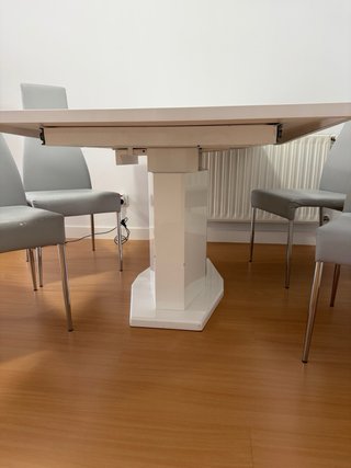 Mesa comedor blanca con desperfectos