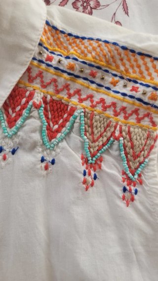 Blusa blanca sin mangas bordada