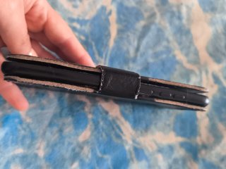 Custodia telefono nera a portafoglio similpelle
