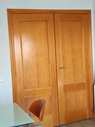 Puerta doble de madera