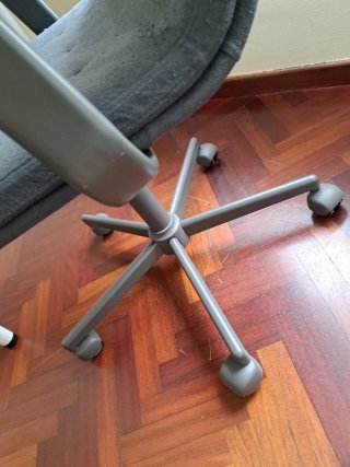 Silla Ikea MULLFJÄLLET con reposabrazos.