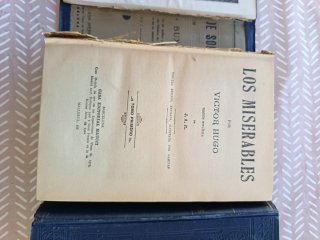 Libro antiguo los miserables.