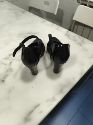 Zapatos de tacón negros para mujer
