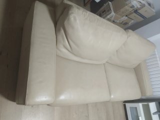 Sofá de piel beige