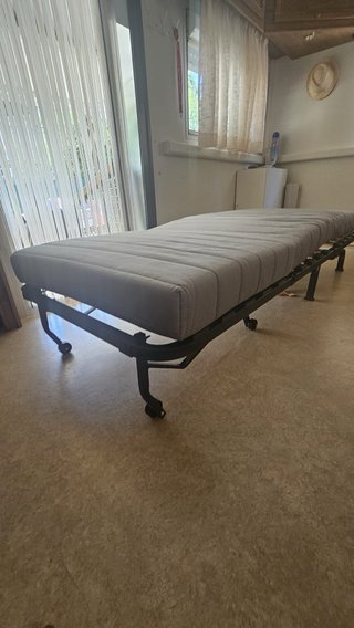 Sofá cama modular estampado blanco y negro.