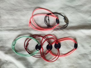 Pulseras de hilo con detalles