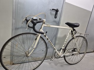 Bicicleta de carretera Orbea blanca