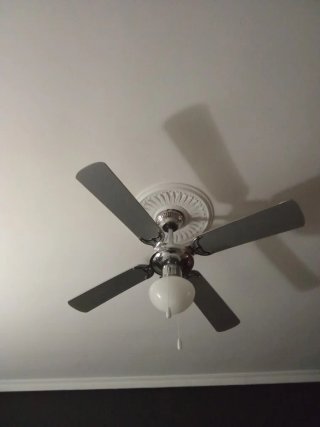 Ventilador de techo plateado y blanco
