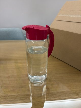 Jarra de agua con tapa roja