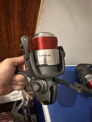 2 carretes de pesca con sedal rojo