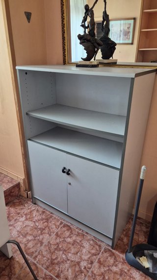 Estantería blanca y gris con puertas