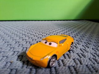 Coche de juguete amarillo