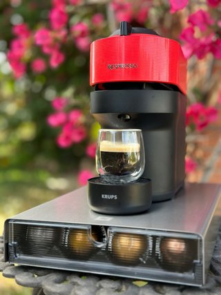 Cafetera Nespresso Vertuo + Cajón Cápsulas