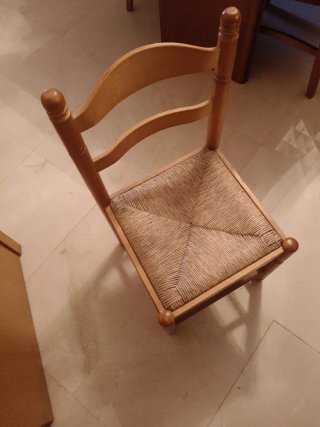 Silla de madera con asiento de tela