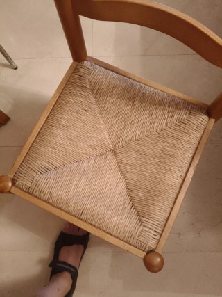 Silla de madera con asiento de tela