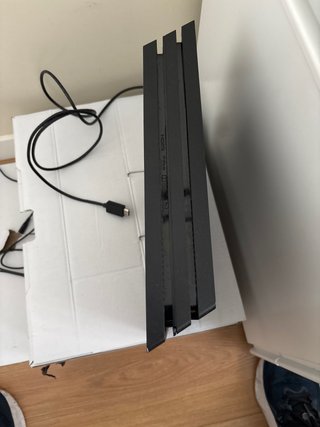 Consola PS4 Pro 1TB SSD + 3 Mandos COMPATIBLES