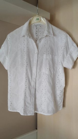 Camisa blanca bordada manga corta
