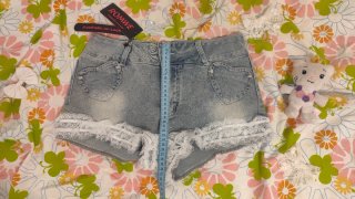 Shorts vaqueros con encaje y corazones