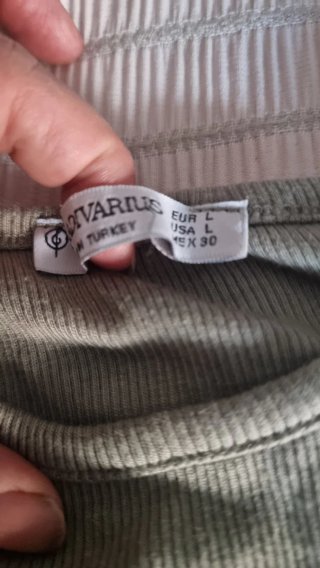 Camiseta asimétrica verde Stradivarius