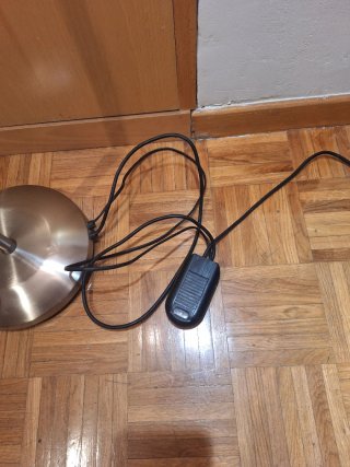 Lámpara de pie moderna de metal.