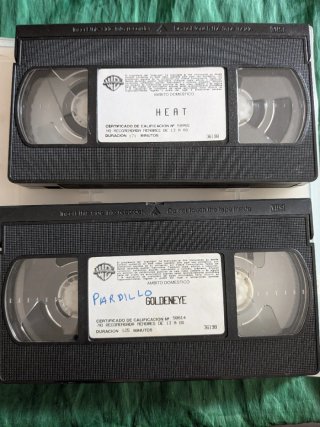 Goldeneye 007 y HEAT VHS