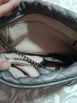 Bolso de mano plateado con cadena