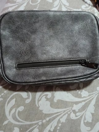 Bolso de mano plateado con cadena