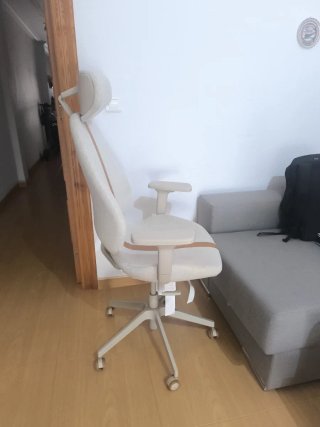 Silla de oficina ergonómica beige