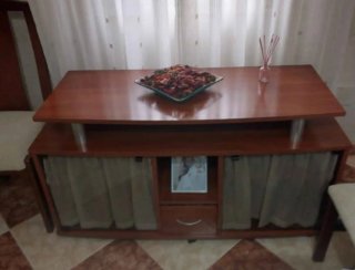 Mueble de madera con detalles en cristal