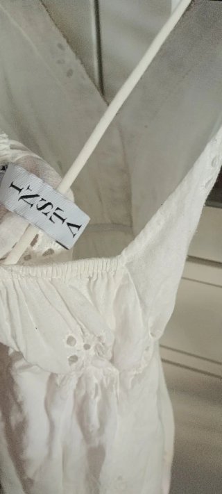 Camiseta tirantes bordada blanca y dorada