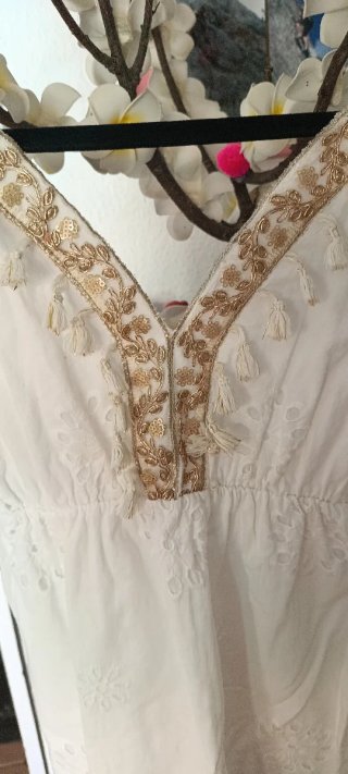 Camiseta tirantes bordada blanca y dorada