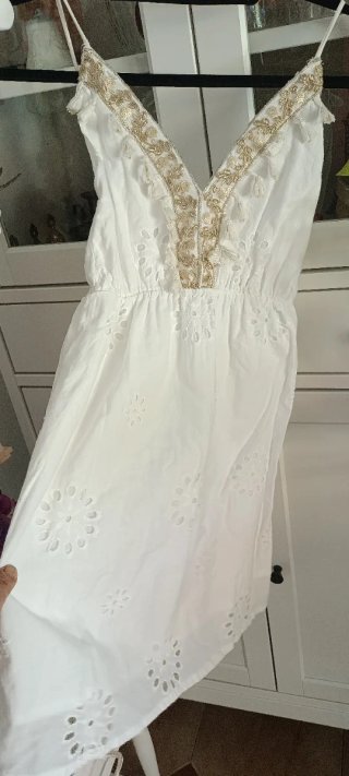 Camiseta tirantes bordada blanca y dorada