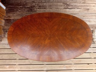 Mesa baja de madera ovalada