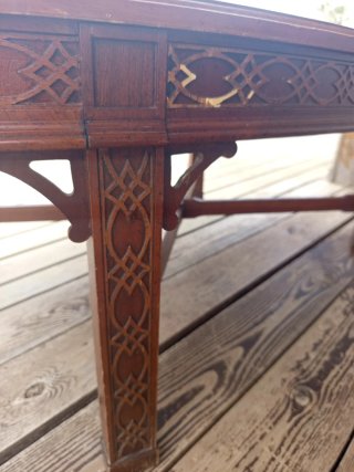 Mesa baja de madera ovalada