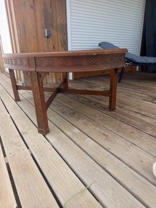 Mesa baja de madera ovalada