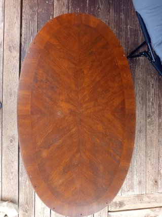 Mesa baja de madera ovalada