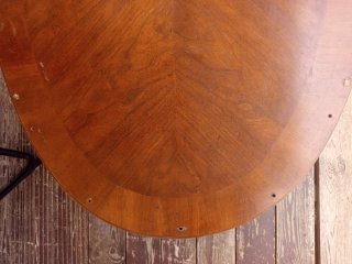 Mesa baja de madera ovalada
