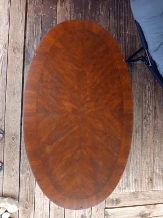 Mesa baja de madera ovalada