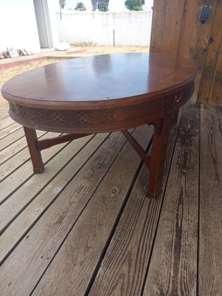Mesa baja de madera ovalada