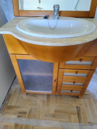 Mueble de baño con espejo y lavabo