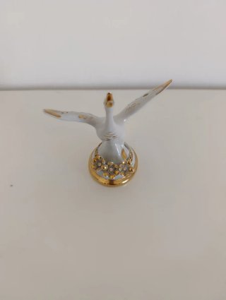 Cisne de porcelana con detalles dorados
